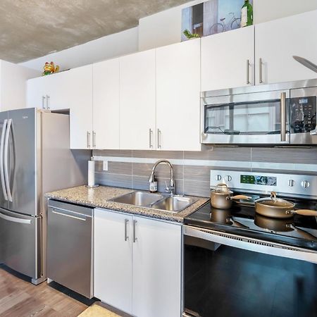 Spacious Corner Apartment Downtown Торонто Экстерьер фото