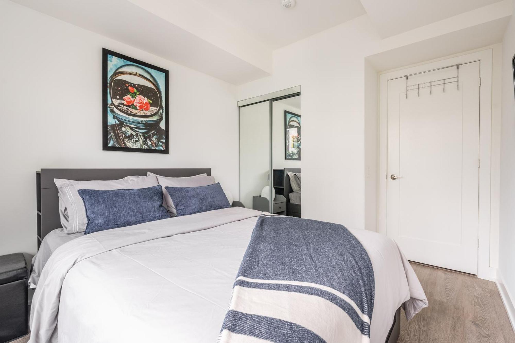 Spacious Corner Apartment Downtown Торонто Экстерьер фото