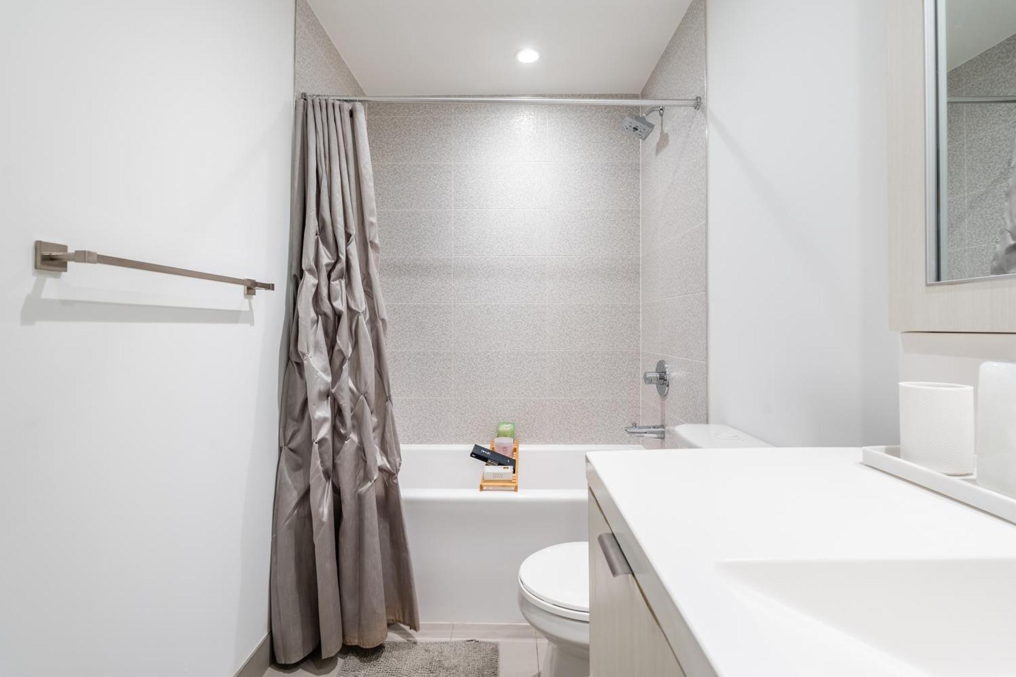 Spacious Corner Apartment Downtown Торонто Экстерьер фото
