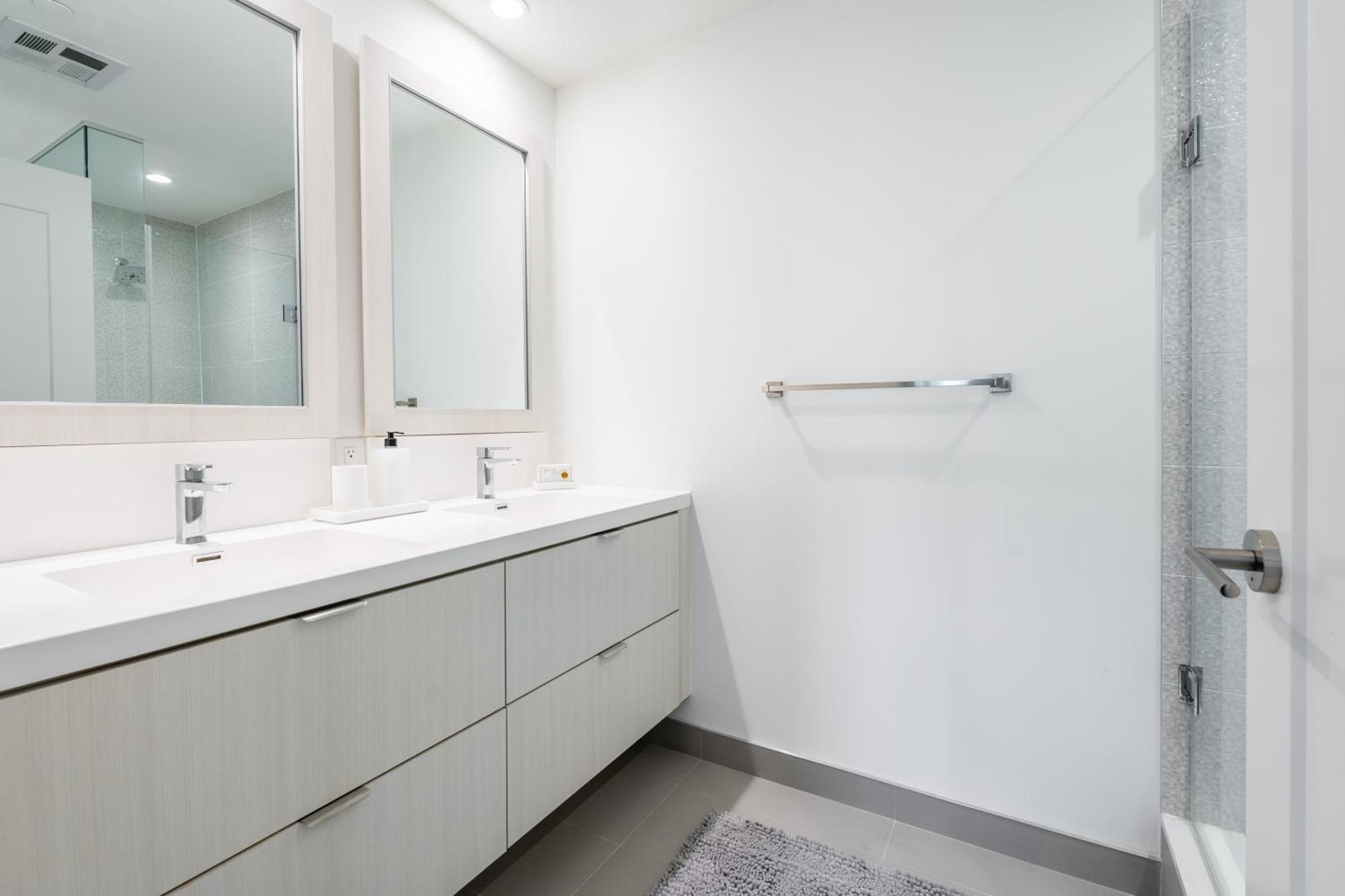 Spacious Corner Apartment Downtown Торонто Экстерьер фото