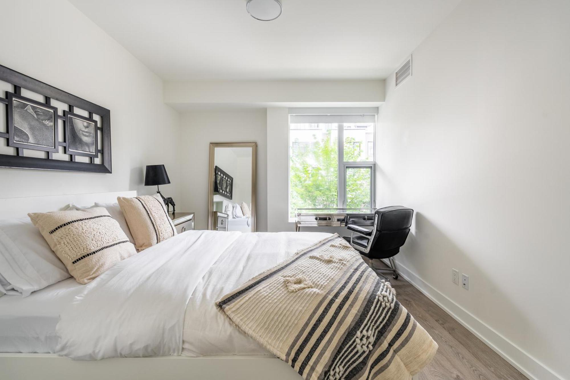 Spacious Corner Apartment Downtown Торонто Экстерьер фото