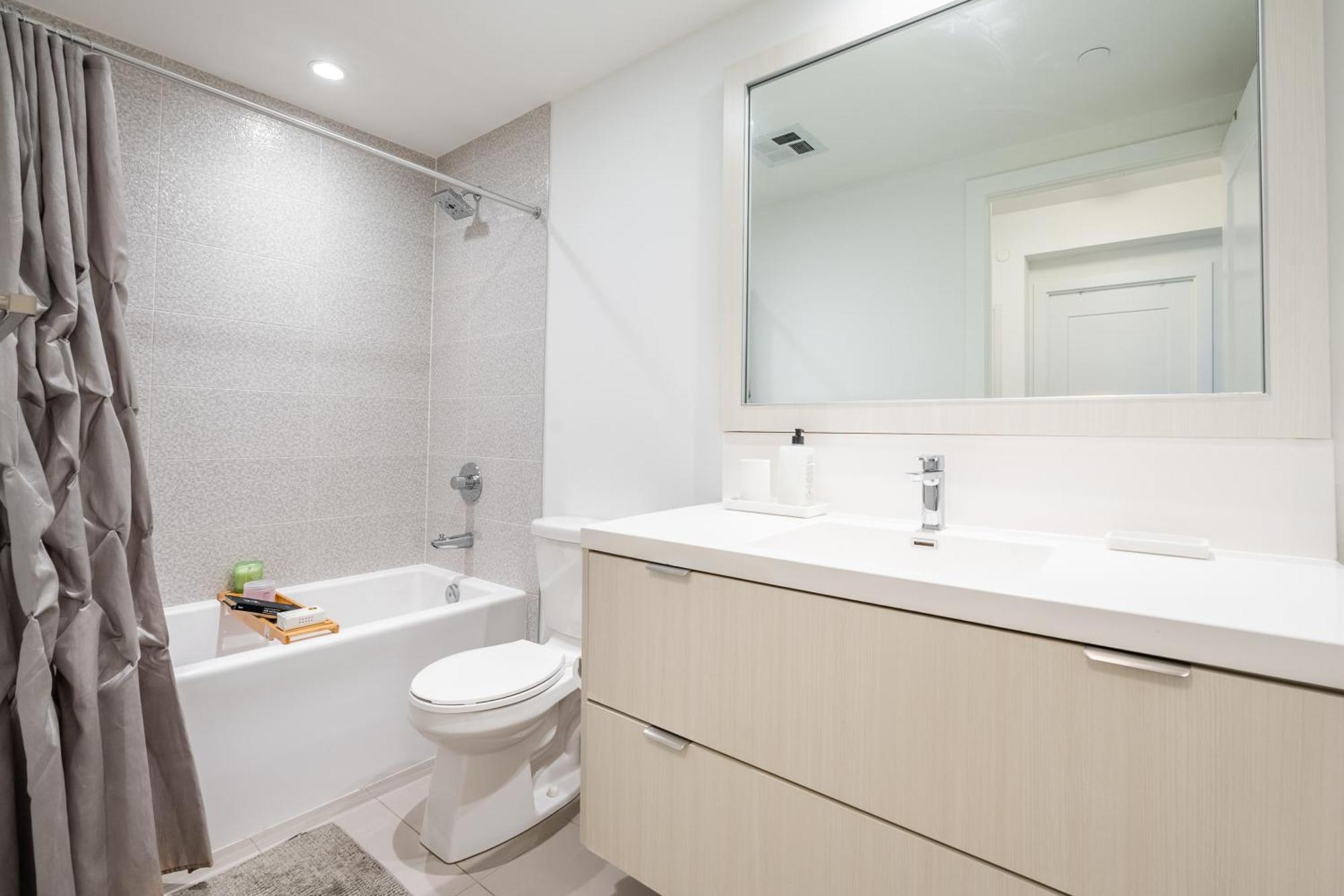 Spacious Corner Apartment Downtown Торонто Экстерьер фото