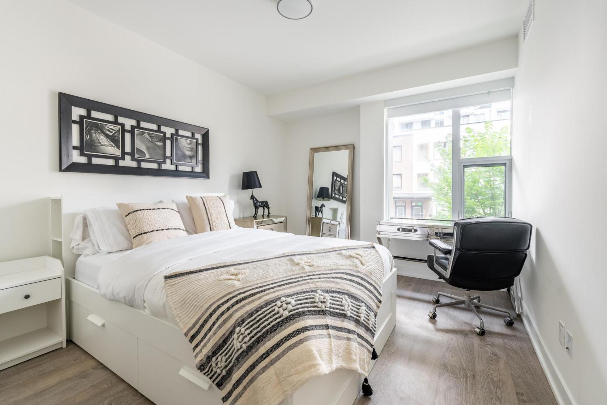 Spacious Corner Apartment Downtown Торонто Экстерьер фото