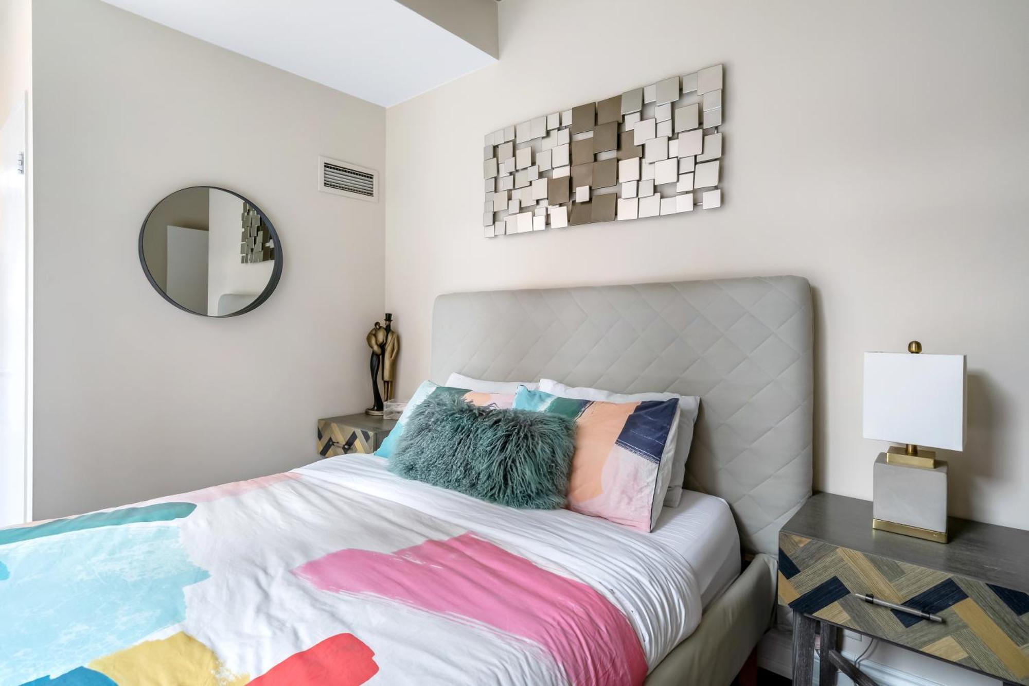 Spacious Corner Apartment Downtown Торонто Экстерьер фото