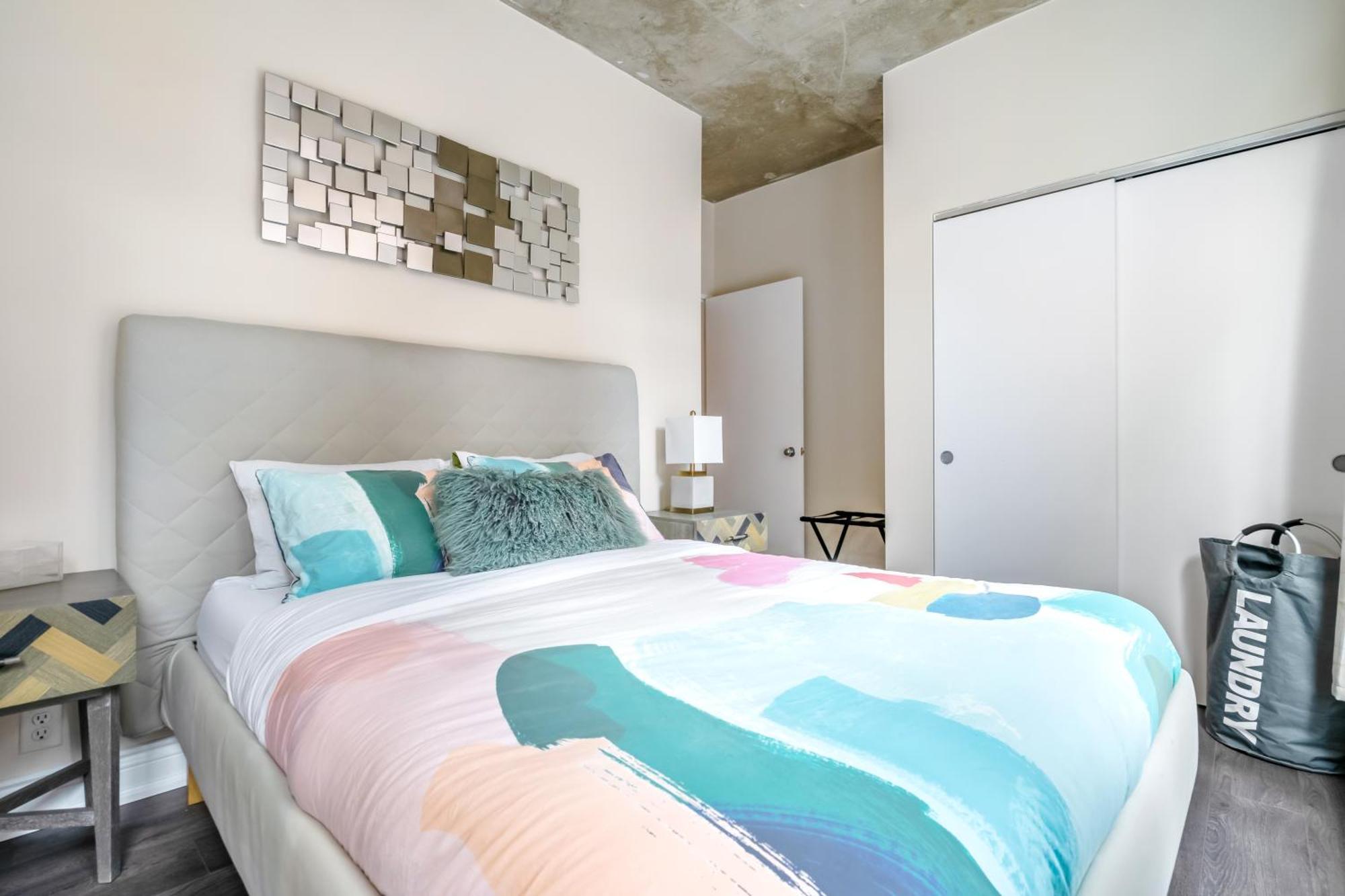 Spacious Corner Apartment Downtown Торонто Экстерьер фото