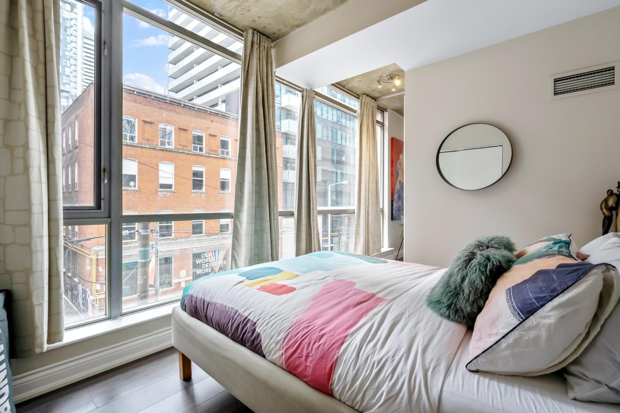 Spacious Corner Apartment Downtown Торонто Экстерьер фото